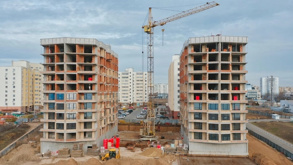 La prestation avec un drone permet de détecter rapidement les fuites, les tuiles déplacées, les fissures de façade ou l'état des gouttières.